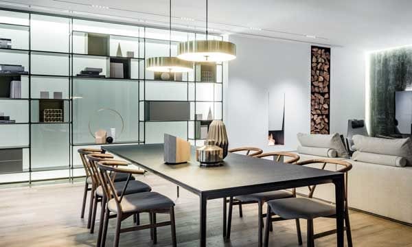 Rimadesio y SieMatic forman uno de esos tándem que funcionan. Derrochando estilo italiano, se han unido en el nuevo ‘showroom’ del espacio de arquitectura interior Iconno (Calle O´Donnell 6. Madrid). 400 metros cuadrados de exposición en un edificio emblemático, como es la Torre de Valencia de Javier Carvajal, donde los muebles de Rimadesio (abanderados por sus armarios y vestidores) se alían con las espectaculares cocinas de SieMatic, aunando exclusividad y profesionalidad, que seguro les convertirá en todo un ‘Iconno’.
