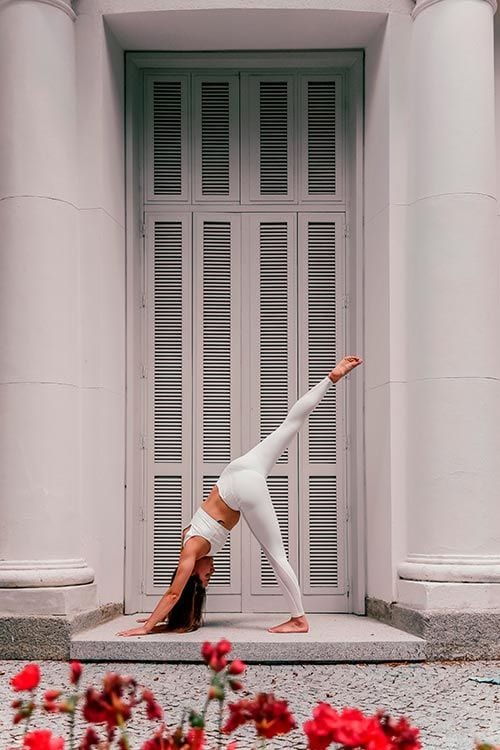 Mujer joven haciendo yoga