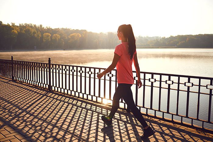 mujer caminando