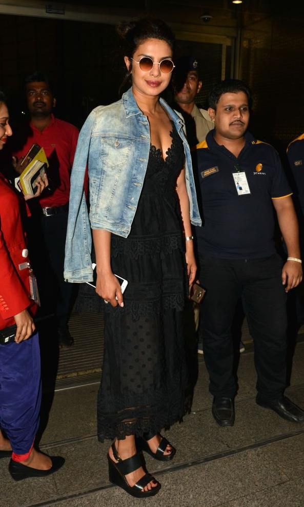 priyanka chopra con vestido negro y denim jacket