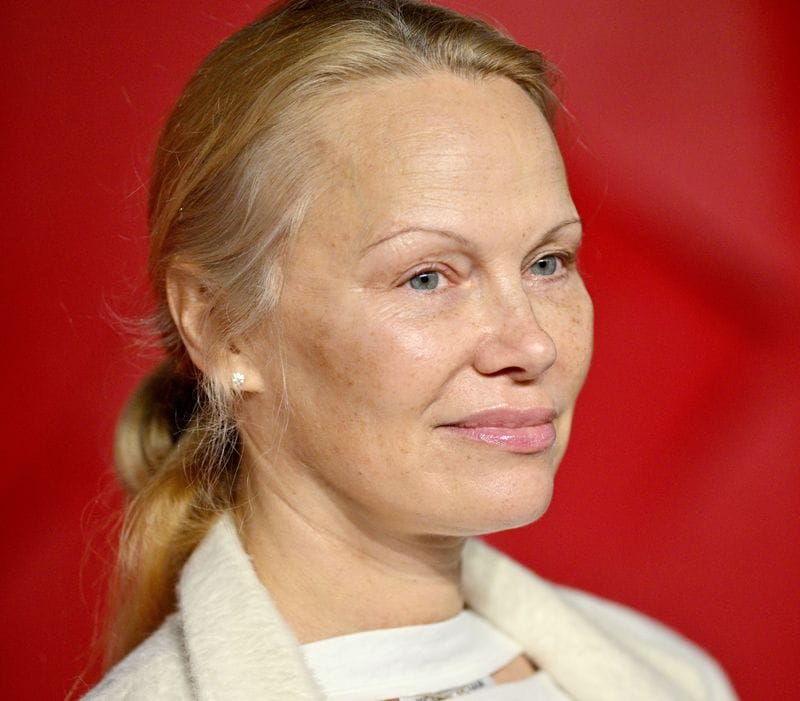 Pamela Anderson triunfa sin maquillaje en los British Fashion Awards