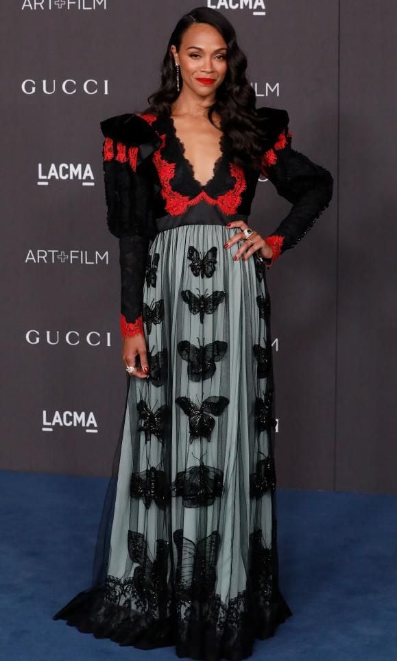 zoe saldana con vestido bordado con mariposas de gucci