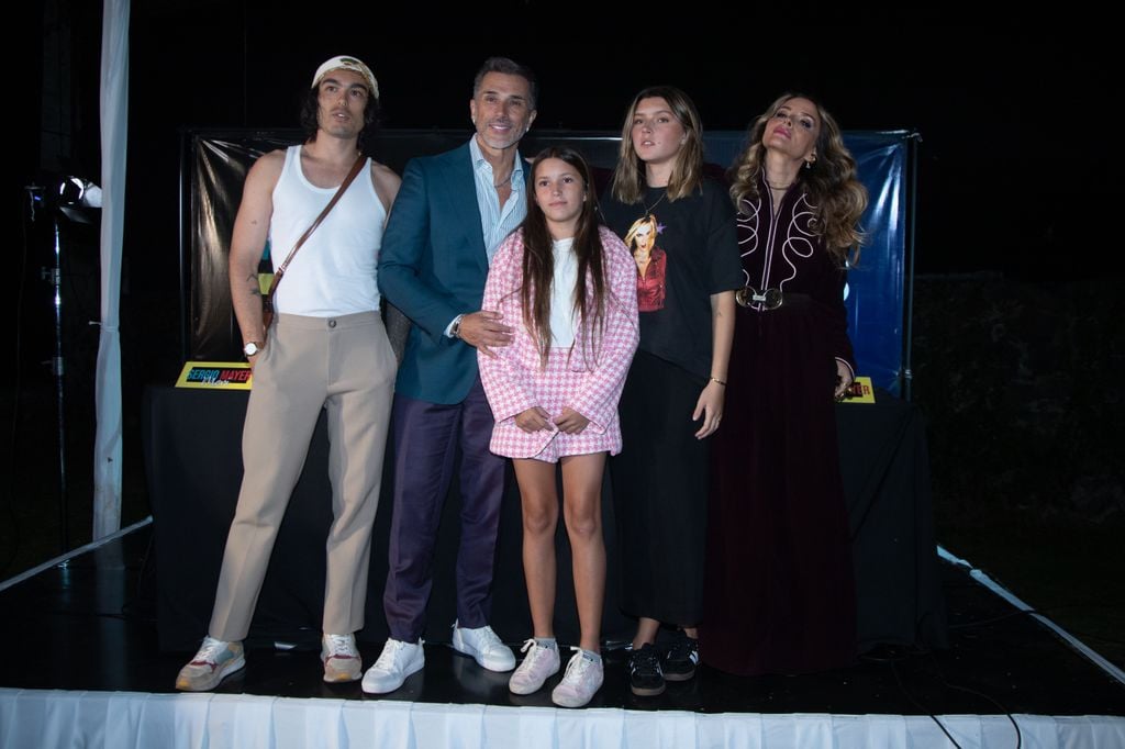 Sergio Mayer Mori con su papá, Sergio Mayer, sus hermanas, Victoria y Antonia junto a Issabela Camil