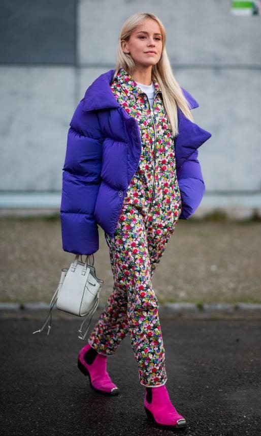 look de street style con jumpsuit estampado de flores