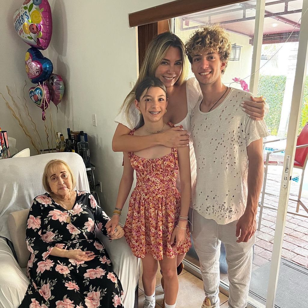 elizabeth guti rrez con sus hijos y su bisabuela