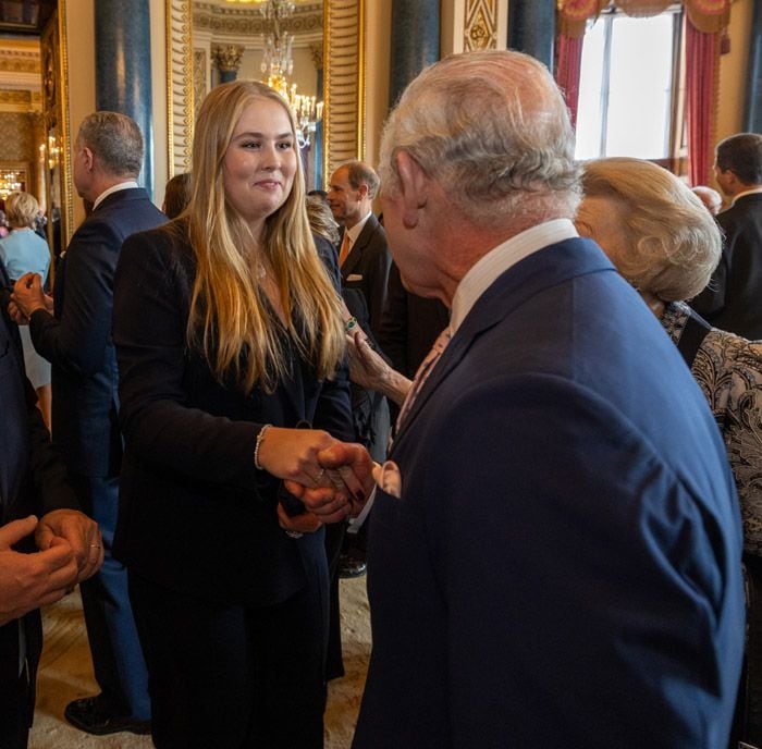 Elisabeth de Bélgica y Amalia de los Países Bajos con Carlos III