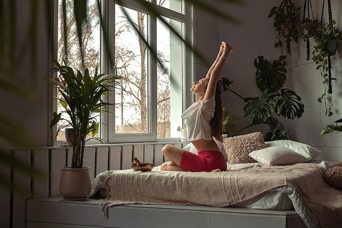 mujer en la cama relajada