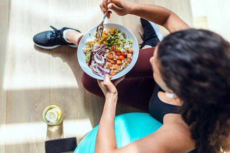 mujer comiendo sano