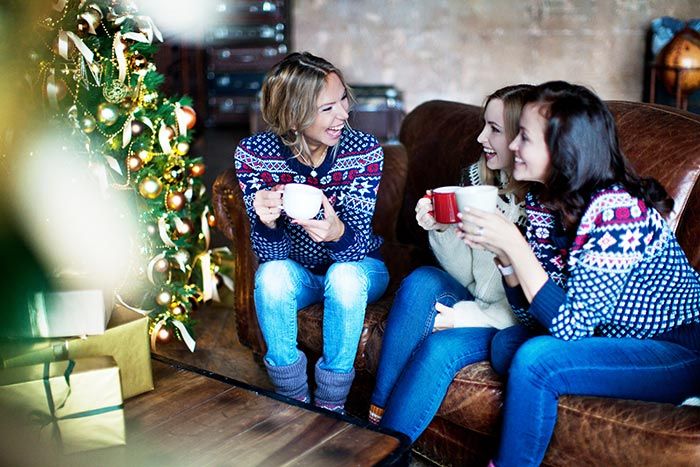 mujeres felices en Navidad