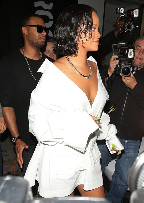 rihanna vestido blanco oversize 3a