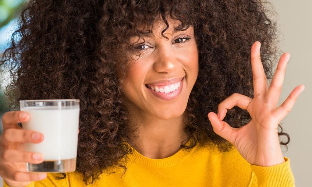 Mujer tomándose un vaso de leche