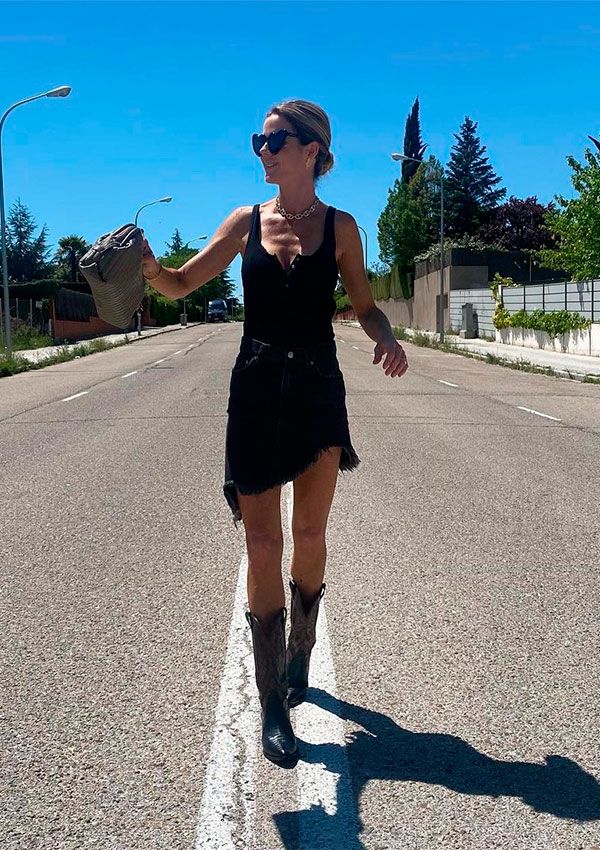 Amelia Bono con falda vaquera y botas altas negras para la primavera