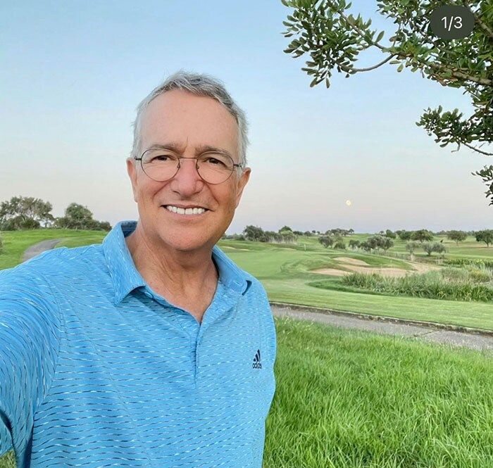 Ricardo Salinas jugando golf