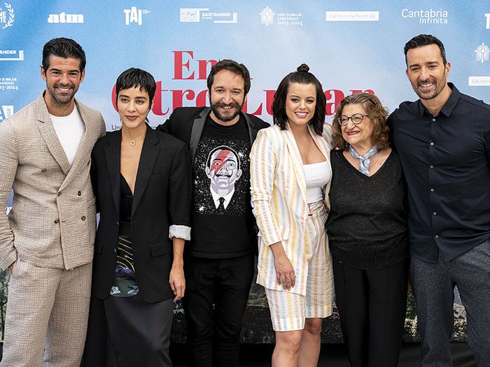 Imagen de Esmeralda Pimentel con sus compañeros de 'En otro lugar'