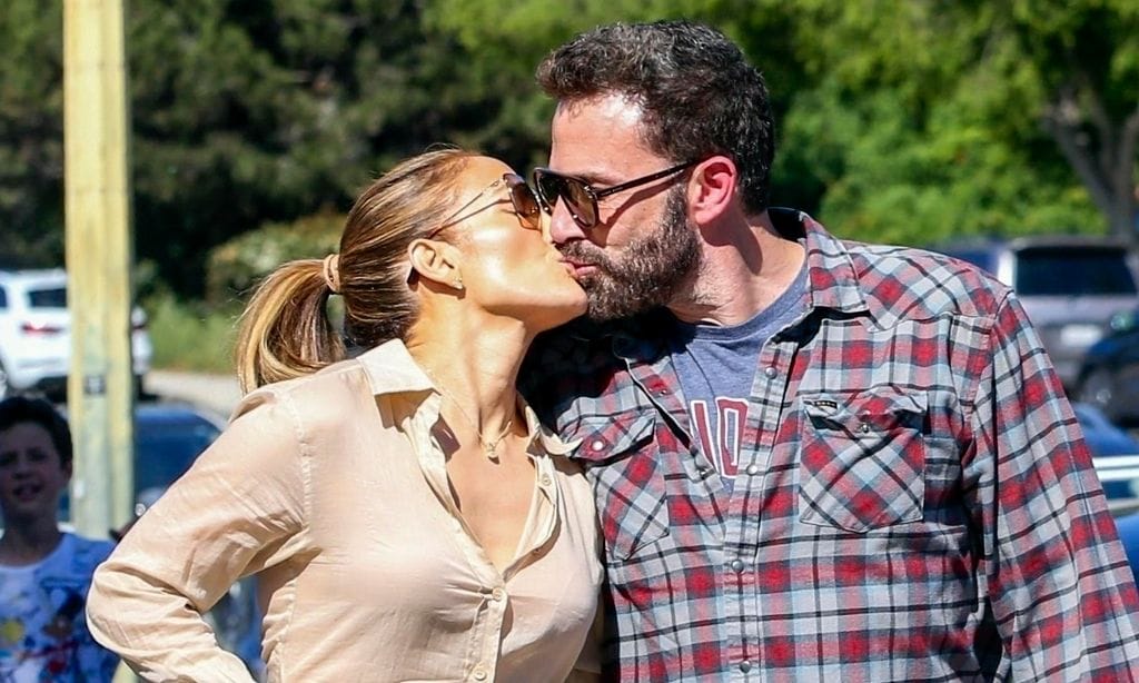 Jennifer Lopez & Ben Affleck Share ASteamy Kiss After Dropping Off Samuel At School