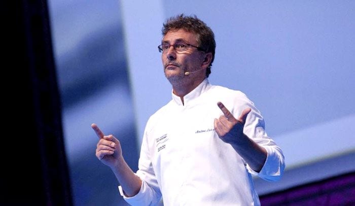 El chef Andoni Luis Aduriz participará un año más en el congreso 'San Sebastián Gastronomika' (la edición de este año tendrá lugar del 2 al 5 de octubre y volverá a reunir a algunos de los mejores cocineros del mundo). Al frente del presitigioso restaurante 'Mugaritz' (Rentería, dos estrellas Michelin), Aduriz tiene previsto abrir en San Sebastián, en el barrio de Gros, un local de cocina informal bajo el nombre de 'Topa Sukalderia'.
