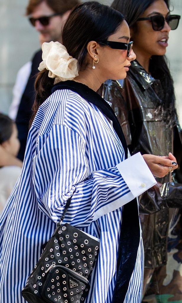 mujer con camisa a rayas en el street style de la paris fashion week