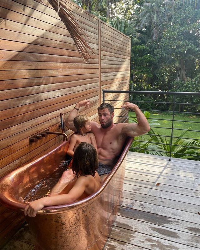 Chris Hemsworth con dos de sus hijos