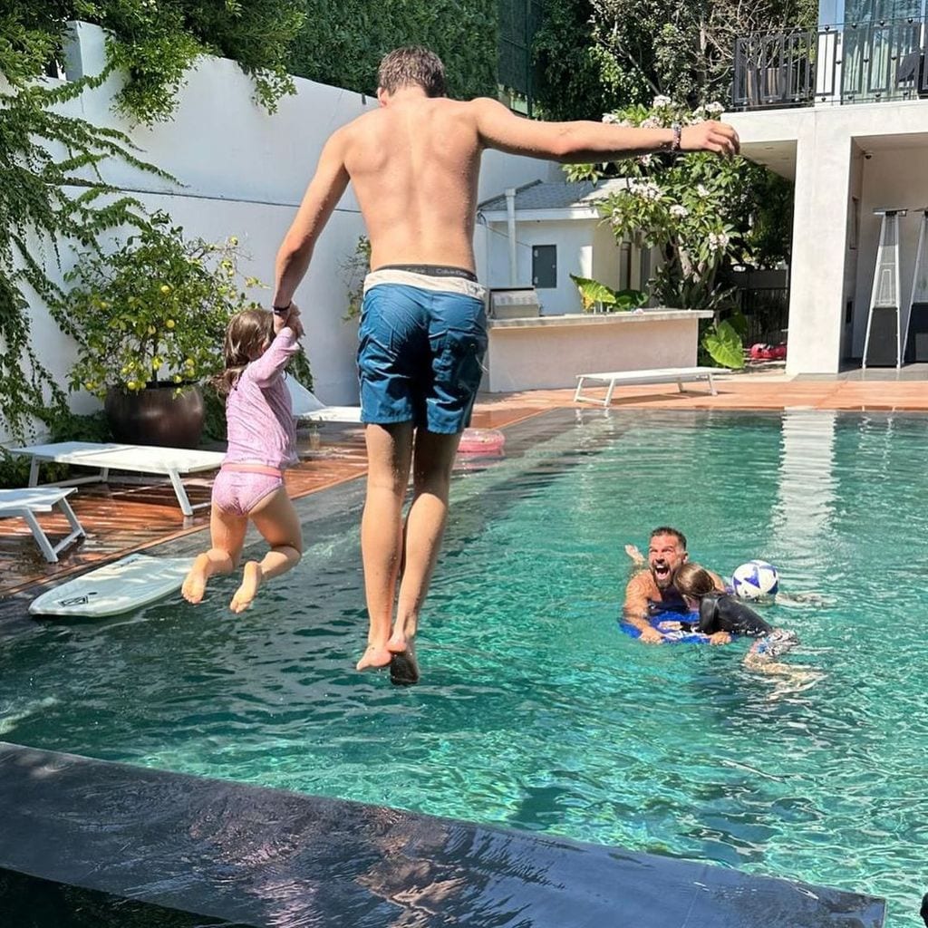 Ricky Martin en la piscina con sus hijos