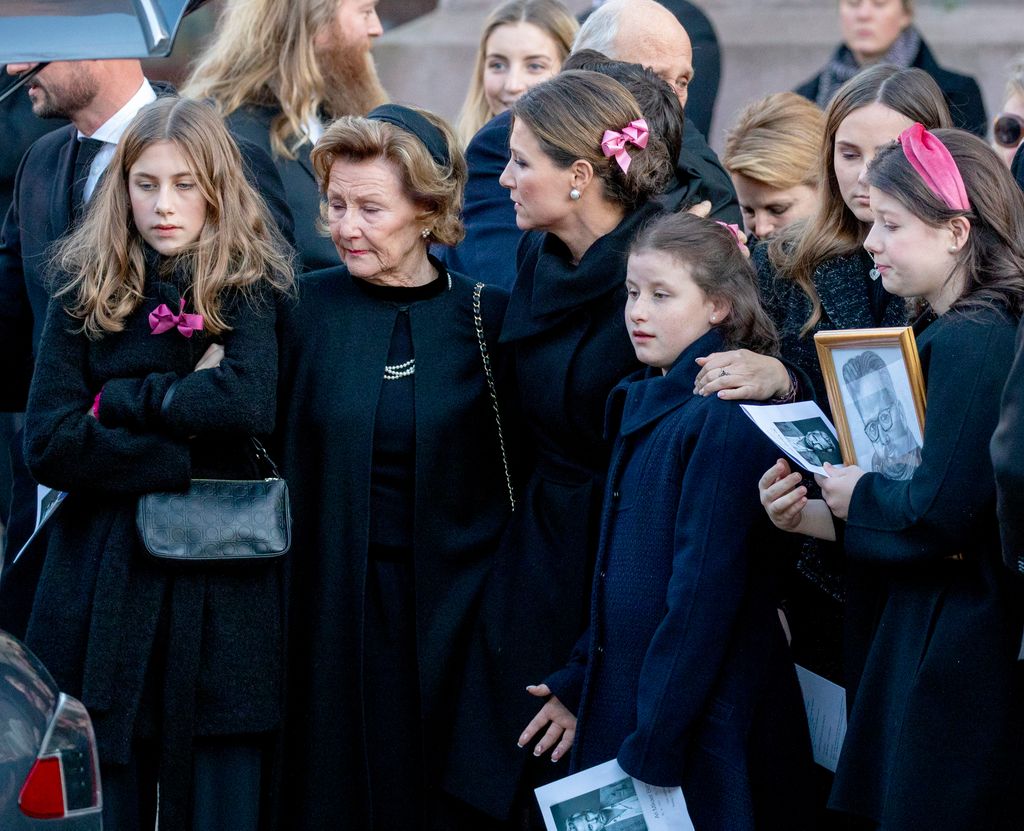 Princesa Martha Luisa y sus hijas, Maud Angelica Behn, Leah Isadora Behn, Emma Tallulah Behn en el funeral de Ari Behn.