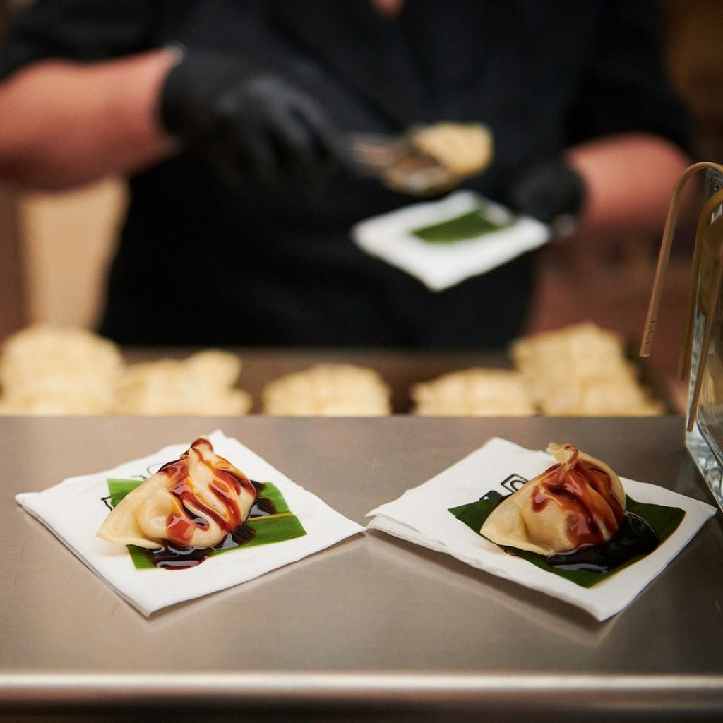 Recena de boda con cocina china o japonesa