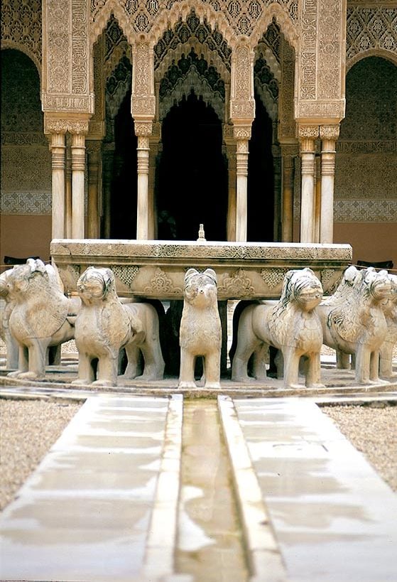 Granada-Alhambra--Patio-de-los-leones