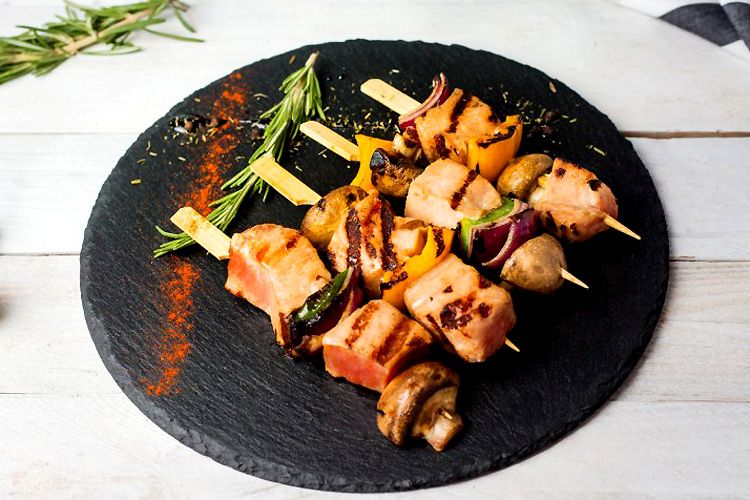 brochetas atun verduras