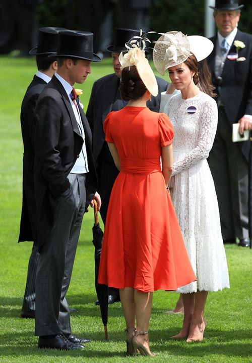 La Duquesa de Cambridge y Mary de Dinamarca se inspiran la una en la otra, y en esta ocasión no iba a ser menos. Ambas han apostado por elegantes vestidos y tocados muy discretos en el mismo tono
