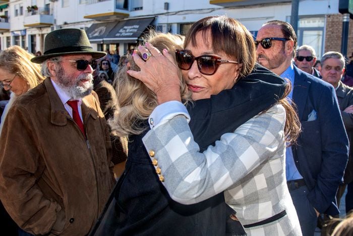 María Ángeles Grajal se abraza con una de las asistentes