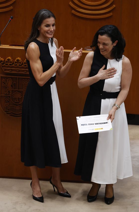 La Reina y una invitada con el mismo vestido bicolor