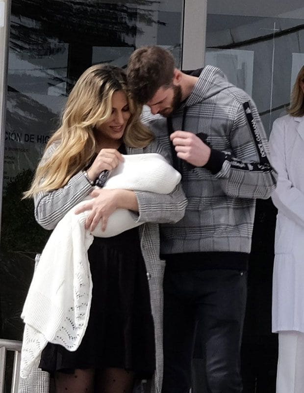 Edurne y David De Gea presentan a su hija a las puertas del hospital