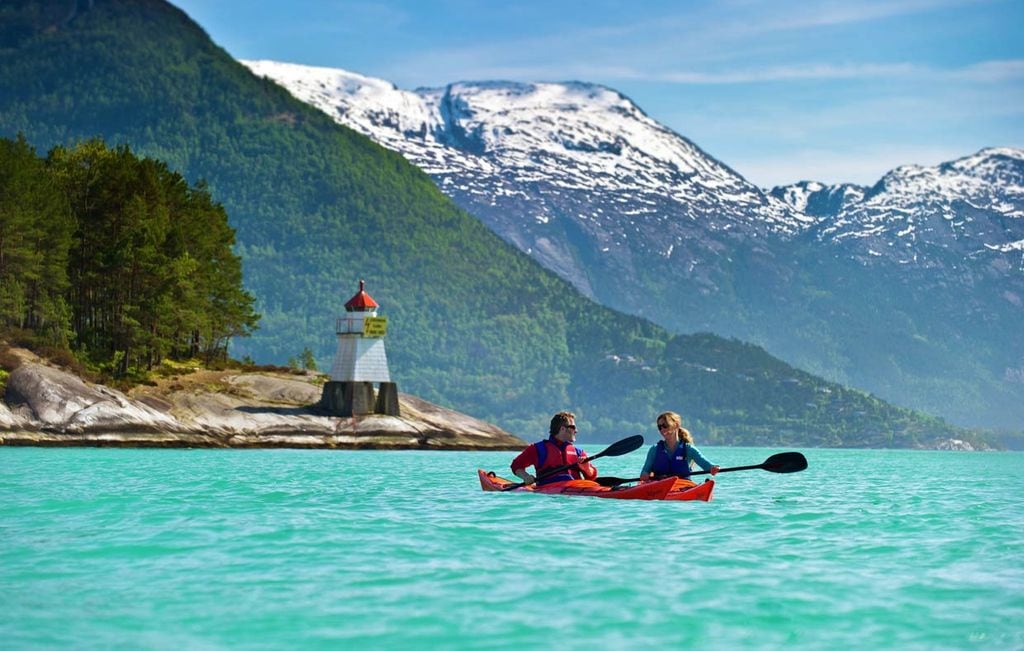 a_Kayaking on the Hardangerfjor