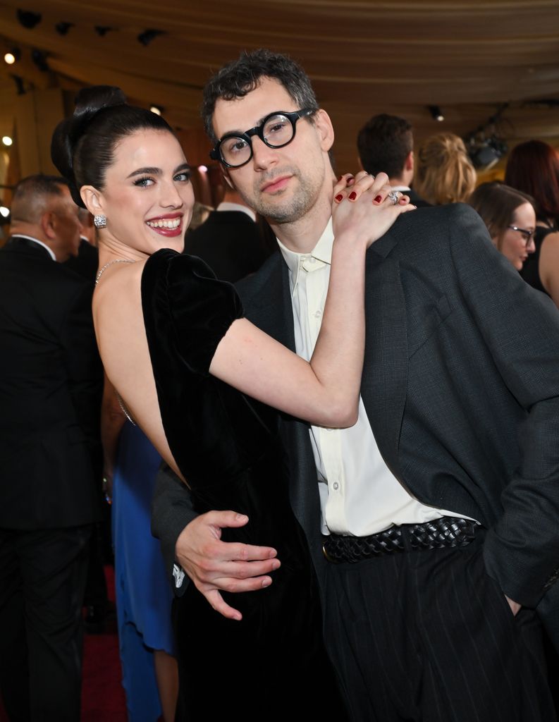 argaret Qualley junto a su marido, Jack Antonoff, en la alfombra roja de los Oscar