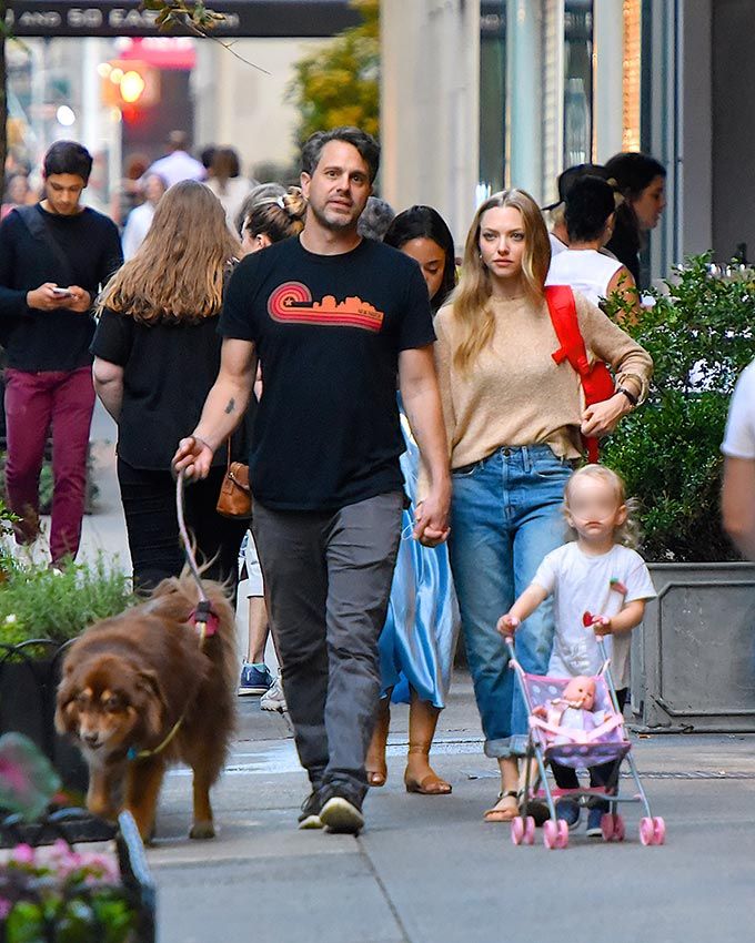 Amanda Seyfried y Thomas Sadoski con su hija