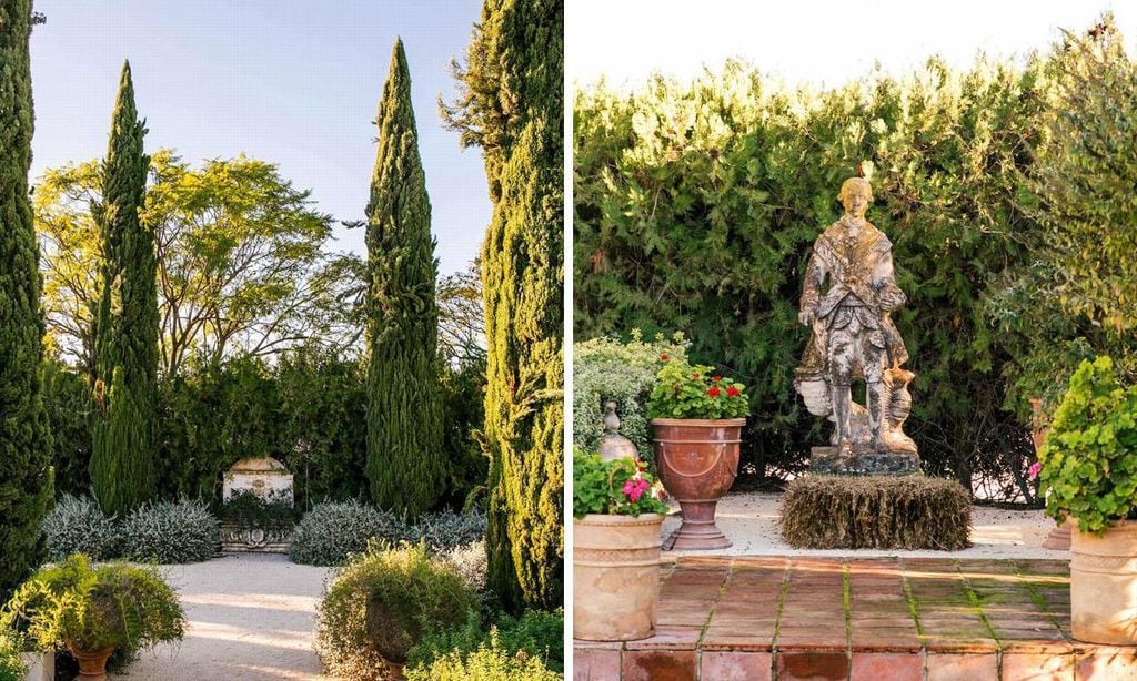 
El cortijo cuenta con varios patios y un fabuloso jardín. “El clima de esta zona de Andalucía invita a pasar casi todo el día en el exterior. Por eso diseñé un jardín que fuera bonito y acogedor a la vez”, asegura nuestra anfitriona.
