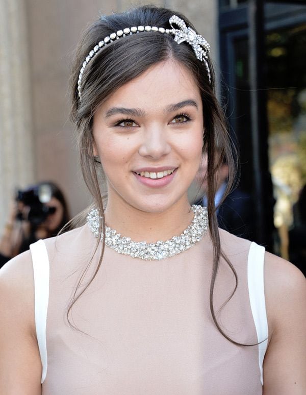 Hailee Steinfeld (Estados Unidos, 1996) luciendo su versión más romántica con un recogido con volumen y algunos mechones sueltos y una llamativa diadema con brillantes con forma de lazo. ¡Qué dulce! 
