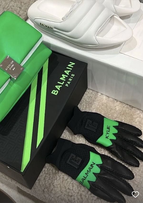 kylie jenner guantes balmain