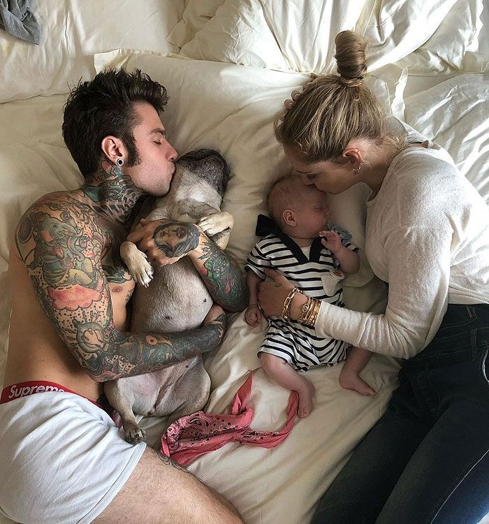 Chiara Ferragni con su marido, su hijo y su mascota 