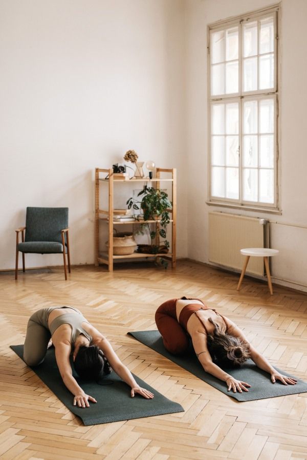 Modelos haciendo pilates sobre una esterilla