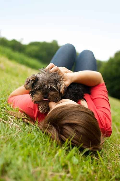 Chica con su perro