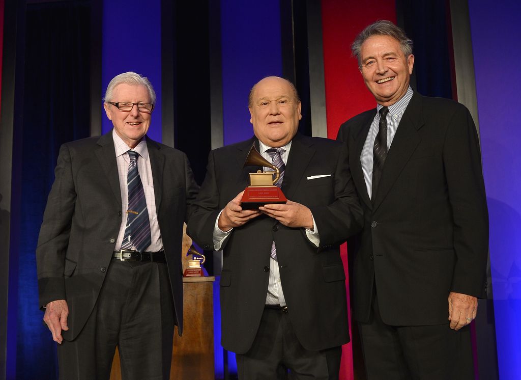 John Lear y Manolo Diaz en la entrega del Premio a la Excelencia en el marco del día 13. Edición del Latin GRAMMY