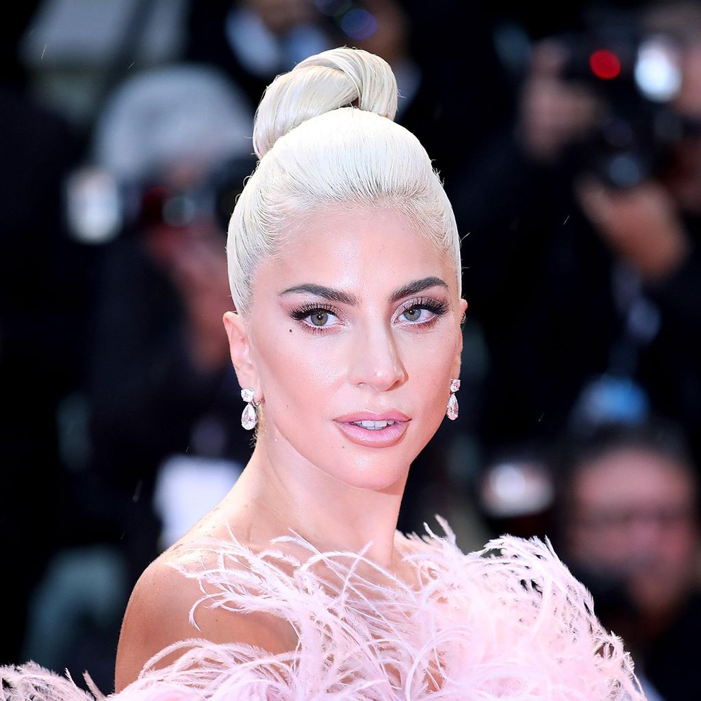 lady gaga con mo o estilo bailarina y cabello platinado