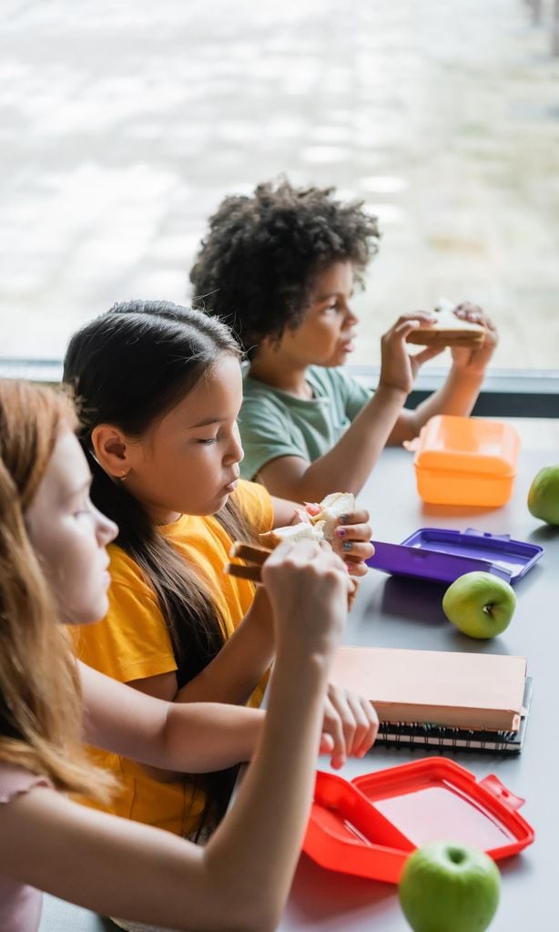 Niños comiendo en el comedor