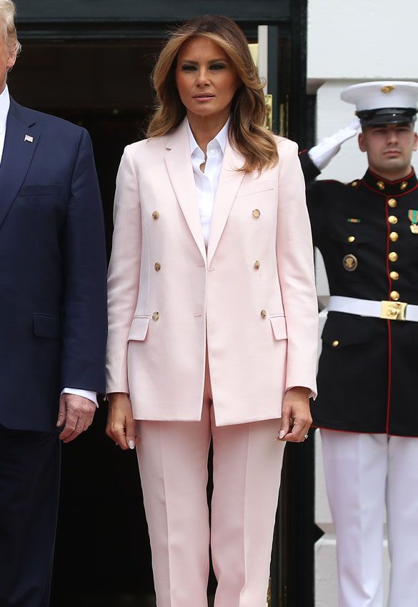 melania trump edad traje rosa pastel calvin