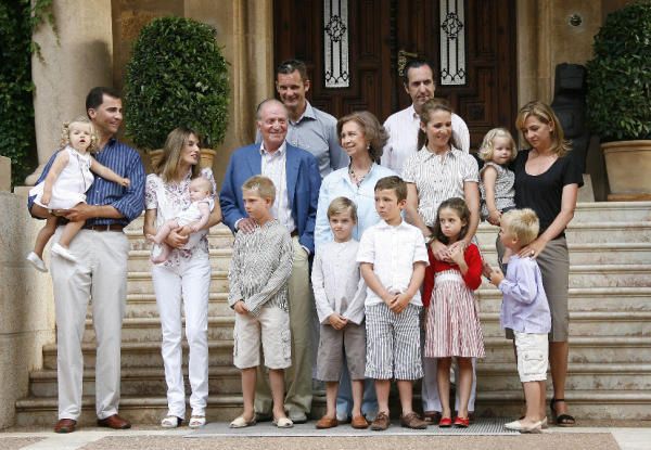 El último posado de la Familia Real, con don Juan Carlos y doña Sofía como Reyes, que tuvo lugar en Marivent. Fue en 2007 y en el aparecía un Jaime de Marichalar a punto de separarse de la infanta Elena y unos duques de Palma que tenían muy lejos sus imputaciones por el caso Noós
