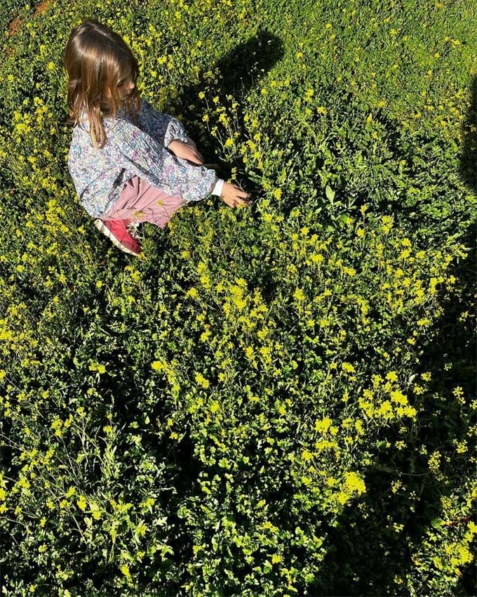 Carmen, el hijo de Francisco Rivera y Lourdes Montes, en la finca familiar de Ronda