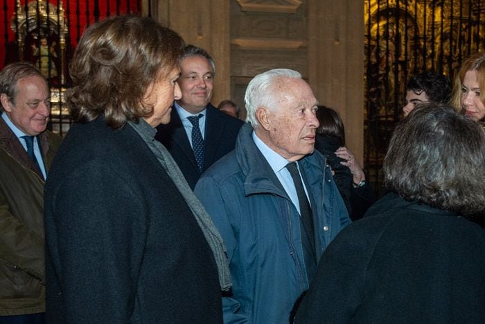 Curro Romero y Carmen Tello dando el pésame a la familia de Antonio Burgos