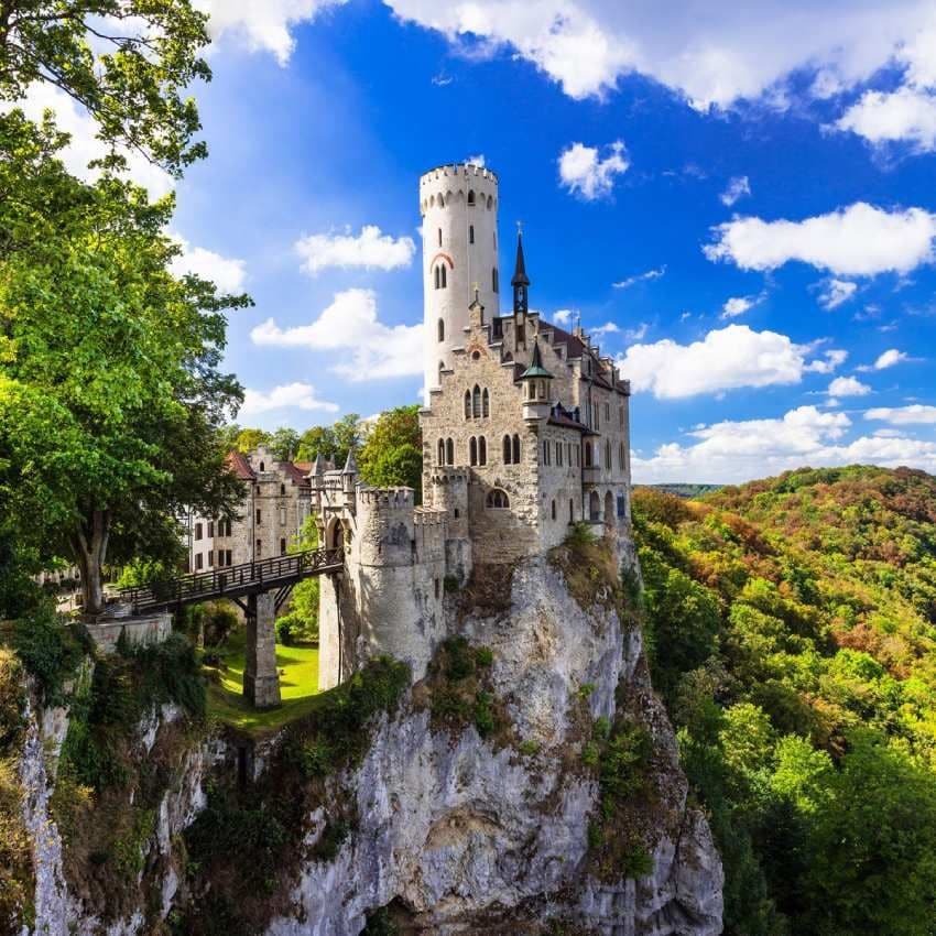 castillo de lichtenstein en los montes suabos alemania