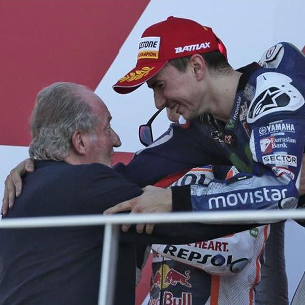 El rey Juan Carlos felicita a Jorge Lorenzo tras coronarse con el título de campeón del mundo de MotoGP
