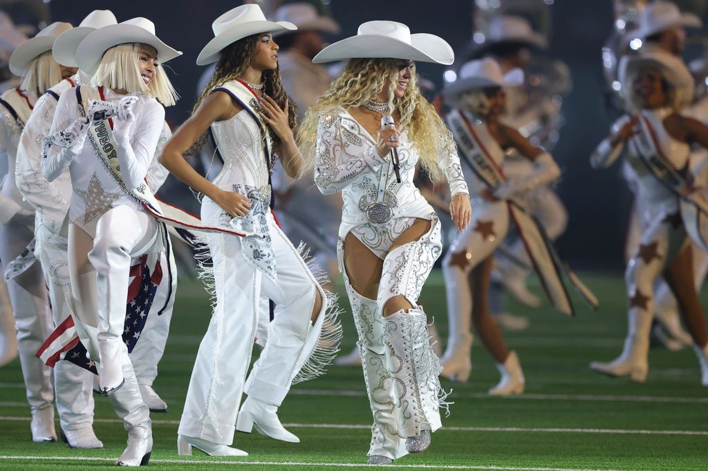 Beyoncé y su hija Blue Ivy realizaron una increíble actuación durante el espectáculo del medio tiempo del partido entre los Baltimore Ravens y los Houston Texans en el NRG Stadium el 25 de diciembre de 2024